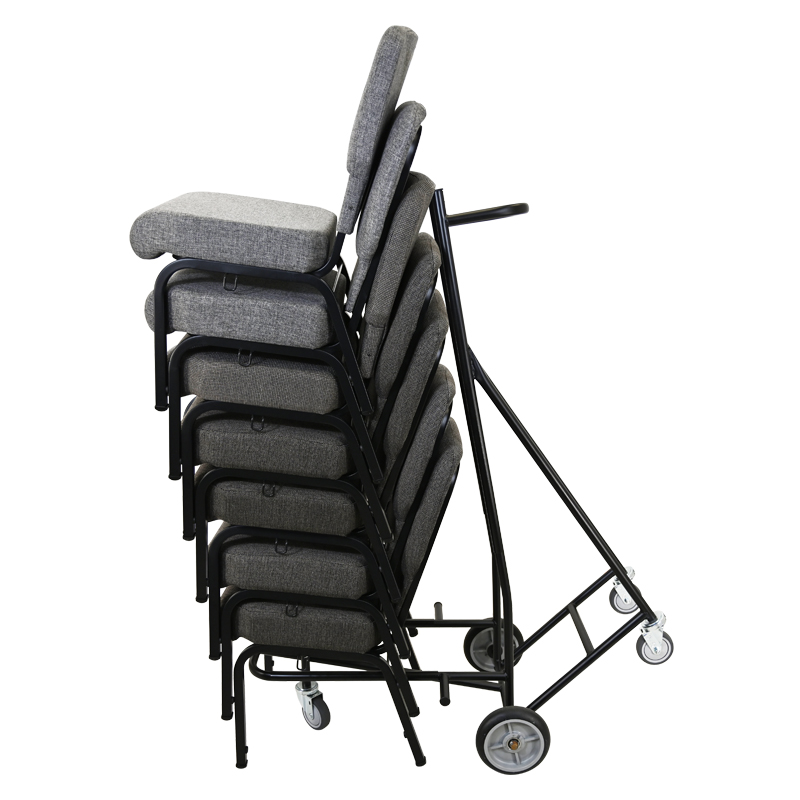 Carrinho de 5 rodas com cadeiras carregadas