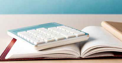Calculatrice et grands livres comptables