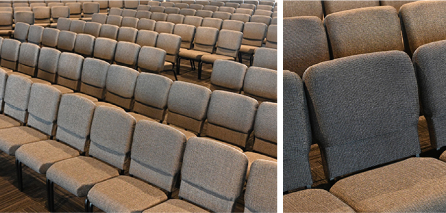 Due immagini di sedie in chiesa da diverse angolazioni