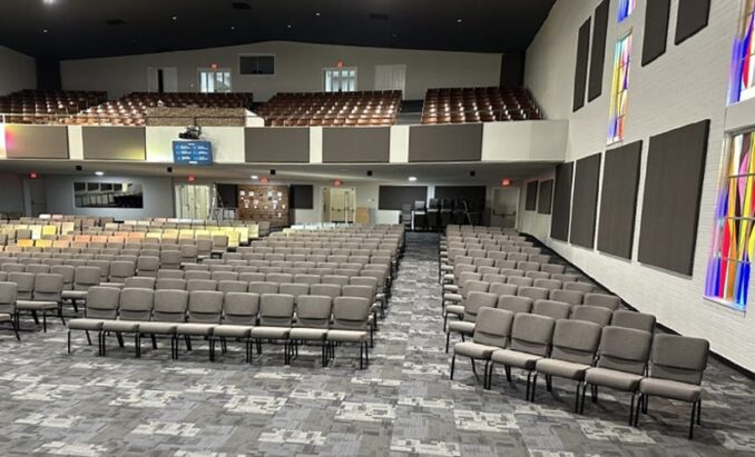Sala della Chiesa piena di nuove sedie Bertolini Church
