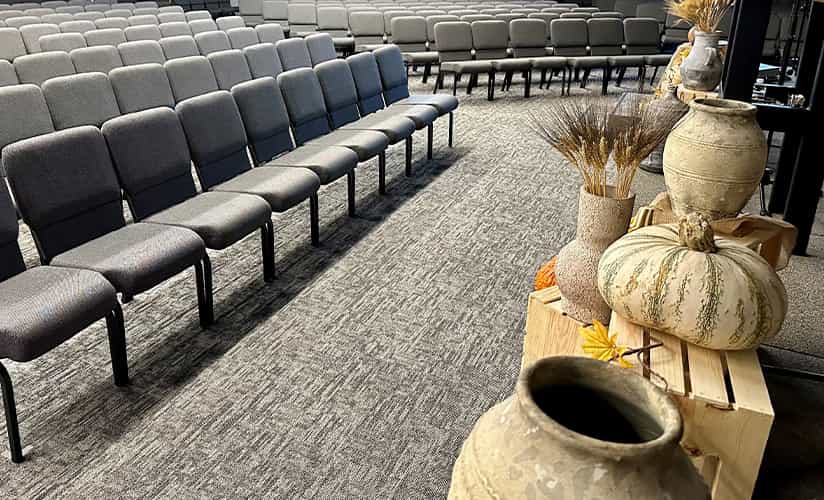 chaises d'église assises près du décor d'automne