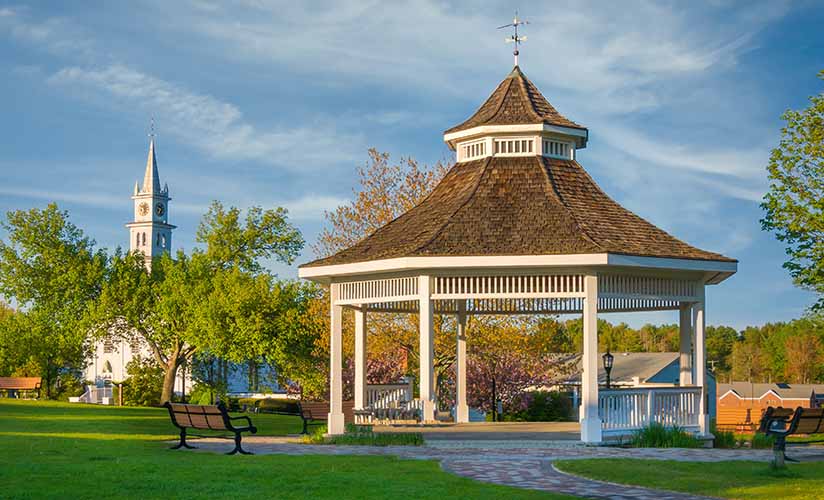 Pergola extérieure à côté d'un bâtiment d'église