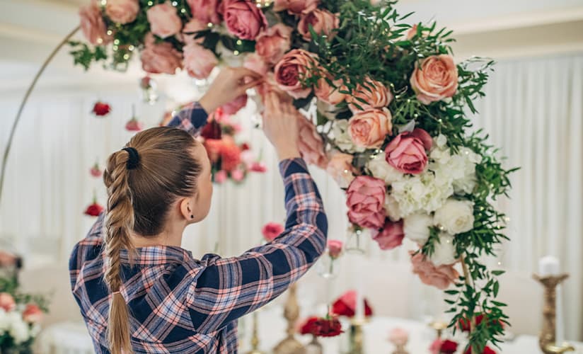 Mulher decorando para um evento de casamento