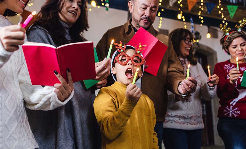 groupe de jeunes familles et amis chantant des chants de Noël